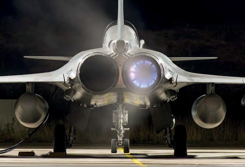 Phiên bản Rafale F4 cũng được nâng cấp hệ thống thông tin liên lạc của máy bay; cải tiến màn hình gắn trên mũ bay của phi công; phần mềm điều khiển động cơ mới, cùng các loại vũ khí mới. 