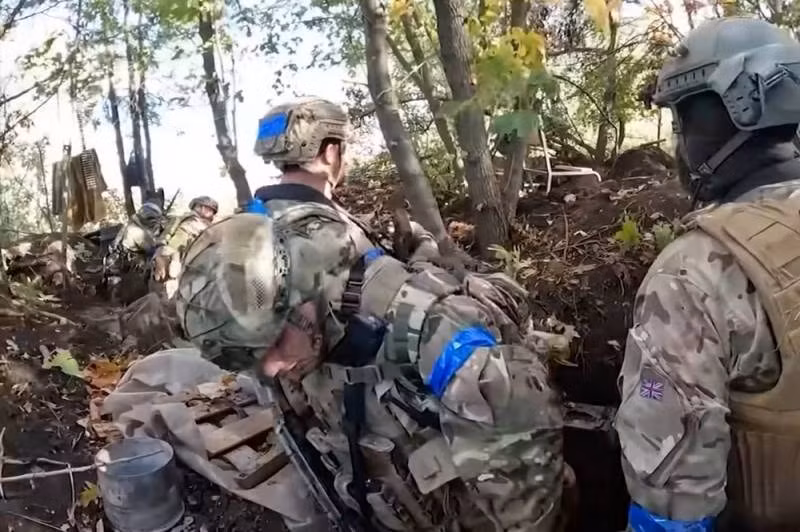 Cũng trong ngày 11/11, các đơn vị của Lữ đoàn cơ giới 92 (thuộc vùng Kharkov) và Lữ đoàn dù 80 (đơn vị thuộc Lviv) của Quân đội Ukraine đã cố gắng tấn công vào các trận địa phòng ngự của quân đội Nga cách 25 km về phía tây bắc Svatovo. 