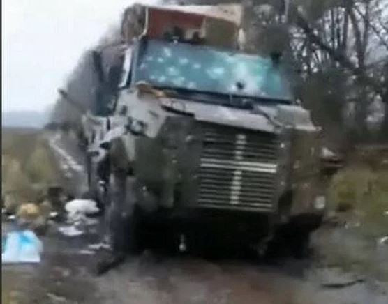 Vừa qua trên mạng xã hội cũng xuất hiện một video quay tại Kharkov về một trận chiến đấu phục kích của quân Nga theo hướng Kupyansk. Cảnh quay cho thấy một chiếc xe bọc thép Bushmaster PMV của Australia viện trợ cho Ukraine đã bị trúng đạn và bị phá hủy hoàn toàn. 