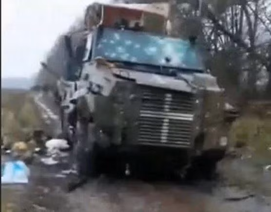 Vừa qua trên mạng xã hội cũng xuất hiện một video quay tại Kharkov về một trận chiến đấu phục kích của quân Nga theo hướng Kupyansk. Cảnh quay cho thấy một chiếc xe bọc thép Bushmaster PMV của Australia viện trợ cho Ukraine đã bị trúng đạn và bị phá hủy hoàn toàn. 