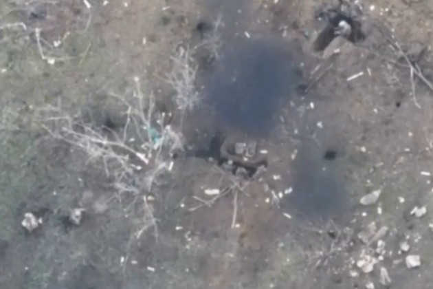 Trong khi đó các trận đánh cận chiến giành quyền kiểm soát thành phố Bakhmut vẫn diễn ra quyết liệt giữa quân đội Ukraine và lực lượng bán quân sự Wagner (còn gọi là lính đánh thuê) của Nga ở ngoại ô Bakhmut, đã được camera ghi lại. 