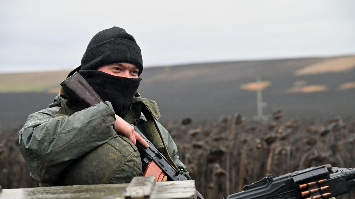 Về vũ khí, Quân đội Ukraine mất hai máy bay cường kích Su-25, một trực thăng Mi-8; 12 xe tăng, 27 xe chiến đấu bộ binh, 30 xe bọc thép các loại; 6 khẩu pháo, trong đó có 2 khẩu pháo M777 bị phá hủy trong quá trình chốt giữ Pavlovka.