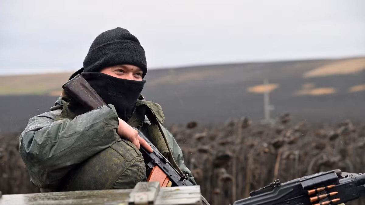 Về vũ khí, Quân đội Ukraine mất hai máy bay cường kích Su-25, một trực thăng Mi-8; 12 xe tăng, 27 xe chiến đấu bộ binh, 30 xe bọc thép các loại; 6 khẩu pháo, trong đó có 2 khẩu pháo M777 bị phá hủy trong quá trình chốt giữ Pavlovka.