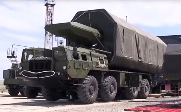 Trong khi đó, Nga rõ ràng đang triển khai tên lửa siêu thanh chiến thuật Kinzhal và chiến lược Avangard; cả hai loại tên lửa đều có khả năng mang đầu đạn hạt nhân. Trước tình hình như vậy, Israel muốn đi trước một bước và chuẩn bị sẵn sàng trước khi công nghệ siêu thanh của Nga hoặc Trung Quốc được xuất khẩu sang Trung Đông.