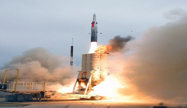 Tên lửa Arrow-4 cũng được thiết kế để có thể đánh chặn được tên lửa đạn đạo mang một đầu đạn (MRV) hoặc nhiều đầu đạn (MIRV). Việc một quốc gia liên tục chứng minh được khả năng đối phó với các mối đe dọa đường không, thì đó chính là Israel và tên lửa Arrow-4 có thể chứng minh một hệ thống phòng không thế hệ tiếp theo có thể thay đổi cuộc chơi. Nguồn ảnh: QQ.