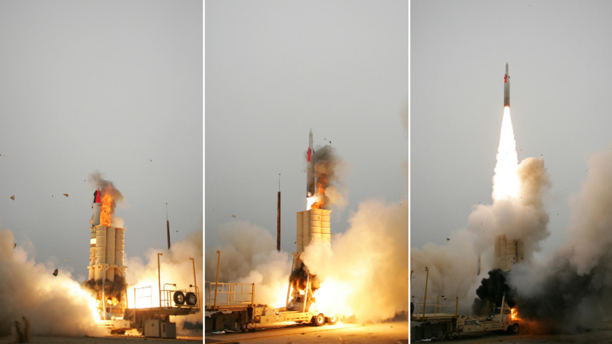 Việc sản xuất tên lửa Arrow 2 bắt đầu vào năm 2000, trong khi việc sản xuất Arrow 3 được bắt đầu vào năm 2016. Tên lửa Arrow 3 đã được sử dụng để đánh chặn một tên lửa đất đối không S-200, phóng từ Syria vào tháng 3/2017.