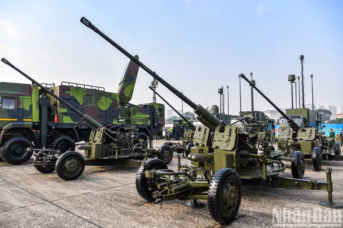 Bạn đọc Nga có nickname Vadim S viết: “Giá rẻ, đơn giản, phù hợp trong tiêu diệt trực thăng và UAV”. Còn nickname MMM-642 viết: “Thật thú vị khi họ có thể kết hợp thiết bị điện tử (thiết bị định vị) với cơ học (cơ chế hoạt động của pháo S-60). Hiệu quả chống tên lửa hành trình và UAV của loại pháo này rất hiệu quả”. Ảnh: Báo Nhân dân.