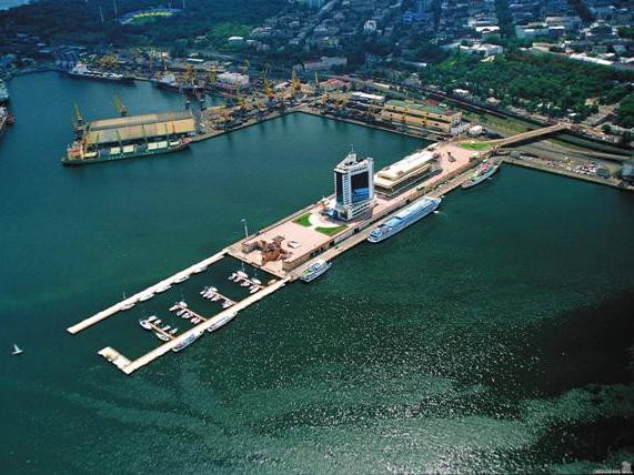 Được thành lập vào năm 1794 bởi Hoàng hậu Nga Catherine Đại đế, Odessa đã trở thành một cảng biển quan trọng và một trung tâm đô thị quốc tế, không chỉ là nơi sinh sống của người Nga và Ukraine, mà còn của người Armenia, Bulgaria, Hy Lạp, Do Thái và các cộng đồng khác.