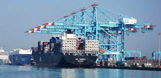 Ba cảng của thành phố cũng đóng một vai trò quan trọng trong nền kinh tế của đất nước. Khoảng 70% tổng hàng hóa xuất nhập khẩu của Ukraine là hàng hóa đường biển và Odessa xử lý khoảng 65% trong số đó.