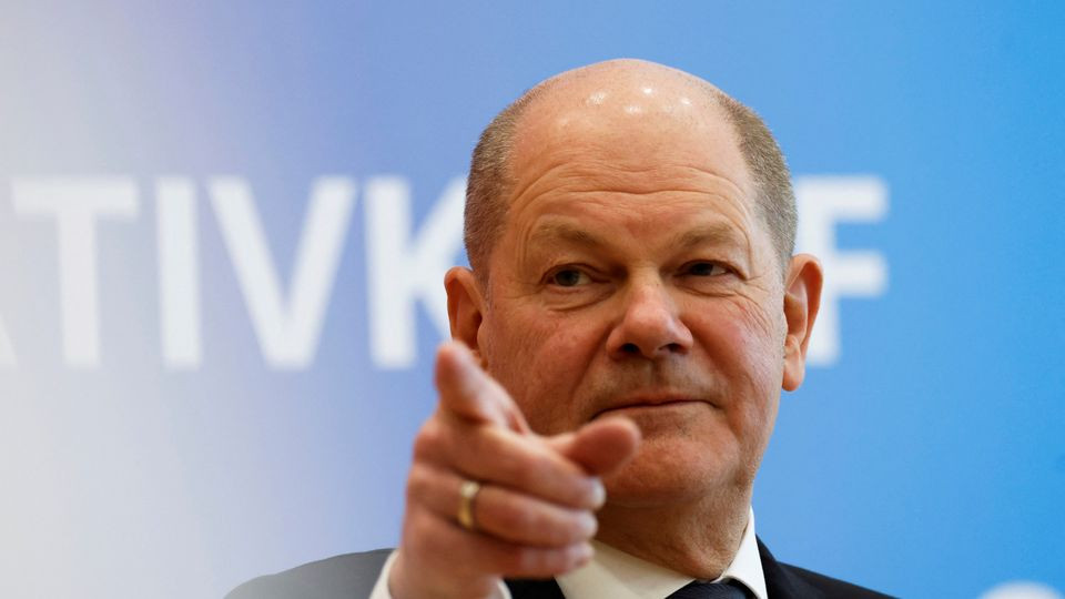 Thủ tướng Scholz cho biết, tên lửa Taurus không thể sử dụng nếu không có sự hiện diện của Quân đội Đức tại Ukraine. Tuyên bố của ông Scholz được đưa ra chỉ hơn một tuần, sau khi hãng tin RT của Nga công bố đoạn ghi âm, trong đó các sĩ quan cấp cao của Đức thảo luận về khả năng sử dụng tên lửa Taurus để tấn công vào cầu Crimea (Nguồn ảnh: Topwar, RIA Novosti, DW).