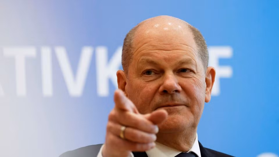 Thủ tướng Scholz cho biết, tên lửa Taurus không thể sử dụng nếu không có sự hiện diện của Quân đội Đức tại Ukraine. Tuyên bố của ông Scholz được đưa ra chỉ hơn một tuần, sau khi hãng tin RT của Nga công bố đoạn ghi âm, trong đó các sĩ quan cấp cao của Đức thảo luận về khả năng sử dụng tên lửa Taurus để tấn công vào cầu Crimea (Nguồn ảnh: Topwar, RIA Novosti, DW).