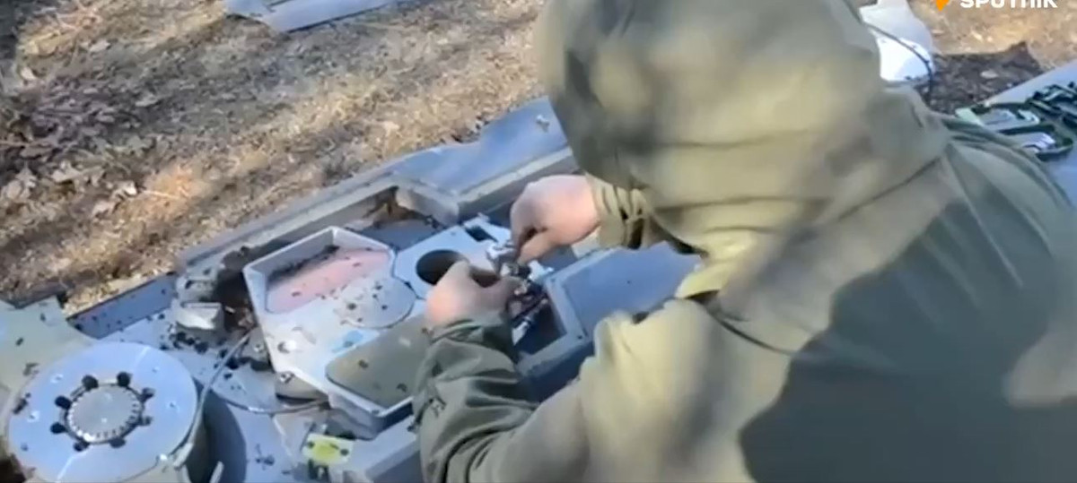 Cũng theo chuyên gia Nga trong video, Nga đã phát triển loại khí tài để có thể chế áp được loại tên lửa Storm Shadow, khiến tên lửa rơi xuống đất mà không phát nổ. Loại khí tài này sẽ được triển khai ở chiến trường Ukraine trong thời gian tới.