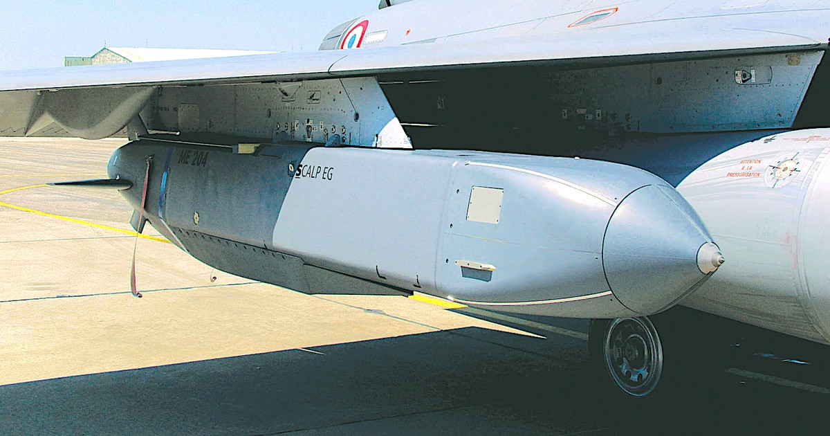 Đầu đạn tên lửa Storm Shadow là loại đầu đạn nối tiếp BROACH, tức là có hai đầu đạn ở phía trước và phía sau. Phía trước là đầu đạn xuyên giáp, theo kiểu nổ lõm, có sức công phá nhỏ, có nhiệm vụ “mở lỗ” trên bề mặt mục tiêu cứng; còn phía sau là đầu đạn có sức nổ mạnh, có thể khoan thẳng vào phía sau mục tiêu và phát nổ. 