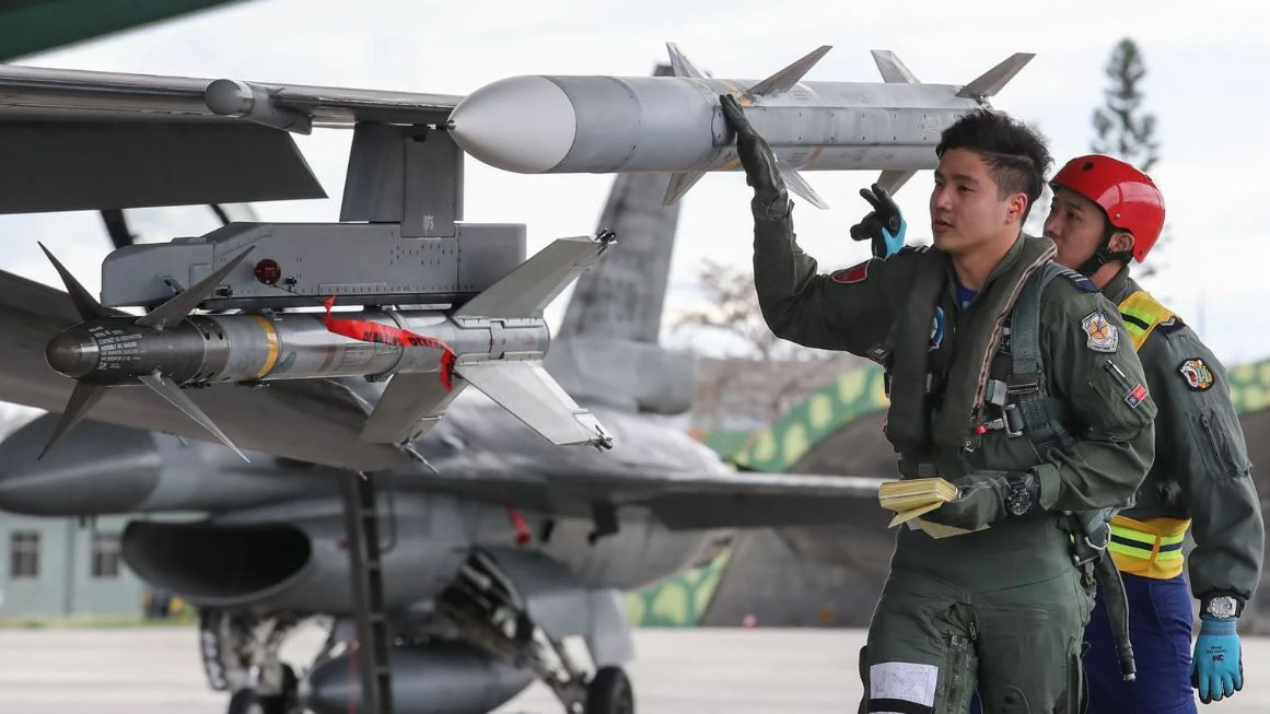 F-16 MLU có thể mang tên lửa không đối không tầm trung tiên tiến (AMRAAM) AIM-120. Nhưng không rõ, phiên bản này có thể sử dụng phiên bản AIM-120D hay không; khi AIM-120D có tính năng tìm kiếm chủ động và tầm bắn ước tính từ 120 km đến 160 km.