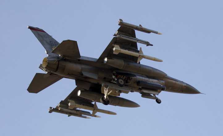 Thứ ba là đẩy các máy bay chiến đấu của Nga đang bay tuần tra chiếm ưu thế trên không ra xa khỏi mặt trận, bằng cách sử dụng tên lửa không đối không tầm xa AIM-120D. Như vậy sẽ cho phép Không quân Ukraine hỗ trợ hiệu quả hơn cho các lực lượng mặt đất của Ukraine.