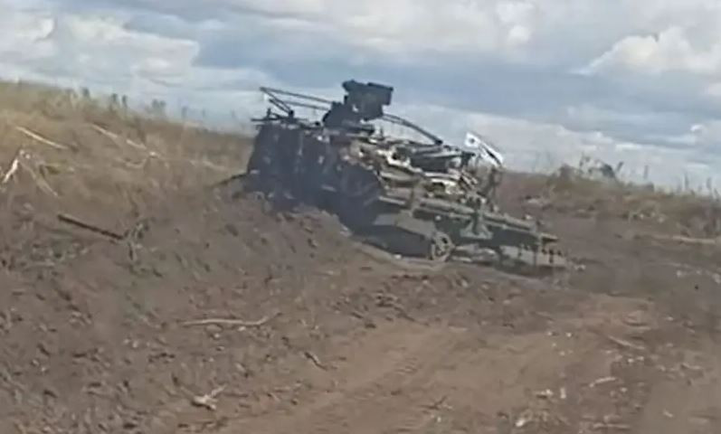 Nếu Quân đội Ukraine chỉ đưa bộ binh hạng nhẹ tiếp viện, thì sẽ chỉ bị tàn sát khi đối mặt với thiết giáp Nga, như đã xảy ra ở làng Zelenyi Shlyakh. Nhà báo Ukraine Anatoly Shari cho biết, một lữ đoàn phòng thủ quê hương đã trực tiếp từ chối thực hiện nhiệm vụ chiến đấu ở Kursk. 150 binh sĩ của lữ đoàn chỉ đơn giản rời Kursk và quay trở lại tỉnh Sumy. Phóng viên giải thích rằng tình hình ở Kursk đã đến cấp nghiêm trọng. (Nguồn ảnh: Topwar, Ukrinform, Forbes).