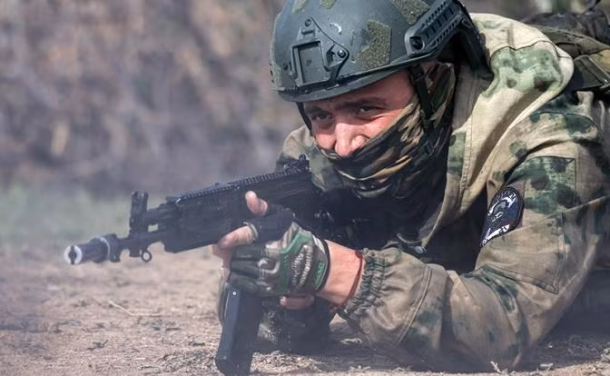 Trên hướng mặt trận Kursk, trước sự phản công mạnh mẽ của quân tiếp viện Ukraine, bước tiến của quân Nga về cơ bản đã dừng lại và chuyển sang tấn công nhỏ và phòng thủ khu vực ở những khu vực mới tái chiếm; đồng thời tiếp tục tung thêm quân vào đây. 