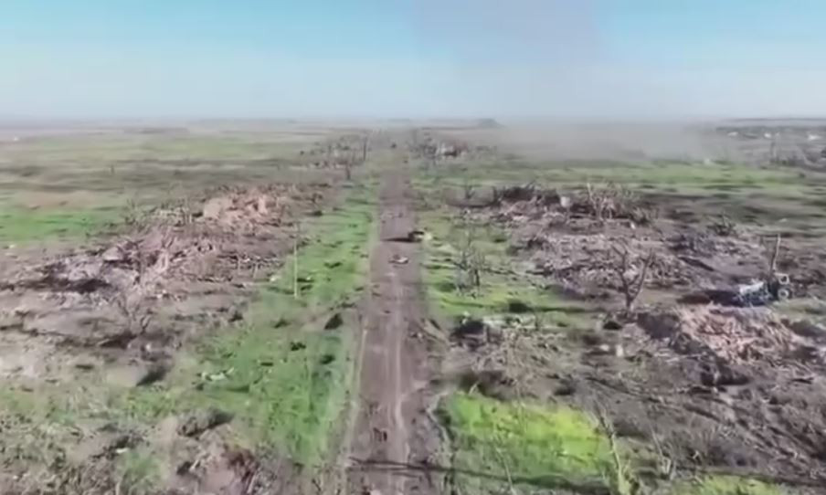 Điều đáng chú ý là các hoạt động tác chiến của Quân đội Nga chủ yếu là dựa vào hỏa lực pháo binh và không quân; trong khi đó hỏa lực pháo binh của Ukraine chỉ bằng 1/10 của Nga, hỏa lực không quân thì không có. Chiến đấu trong điều kiện bất lợi như vậy, quân Ukraine buộc phải rút lui.