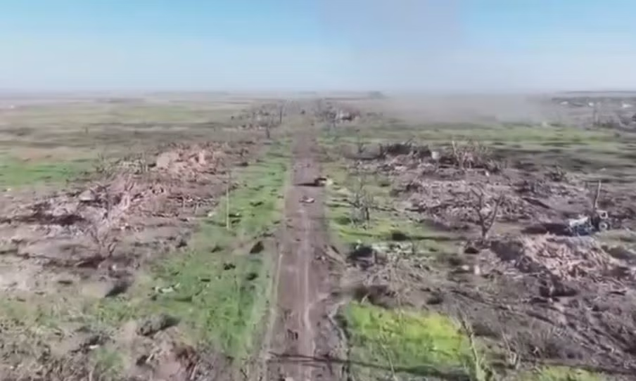 Điều đáng chú ý là các hoạt động tác chiến của Quân đội Nga chủ yếu là dựa vào hỏa lực pháo binh và không quân; trong khi đó hỏa lực pháo binh của Ukraine chỉ bằng 1/10 của Nga, hỏa lực không quân thì không có. Chiến đấu trong điều kiện bất lợi như vậy, quân Ukraine buộc phải rút lui.