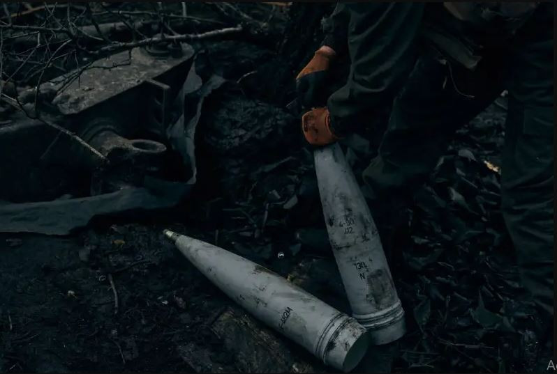 Tình hình thực tế của quân Ukraine đang gặp rất nhiều khó khăn, tại nhiều mặt trận, họ bị tổn thất và buộc phải rút lui trước áp lực của quân Nga. Đặc biệt trong bối cảnh hết đạn pháo và tên lửa phòng không, khiến khả năng phòng ngự của quân Ukraine bị giảm đi rất nhiều.