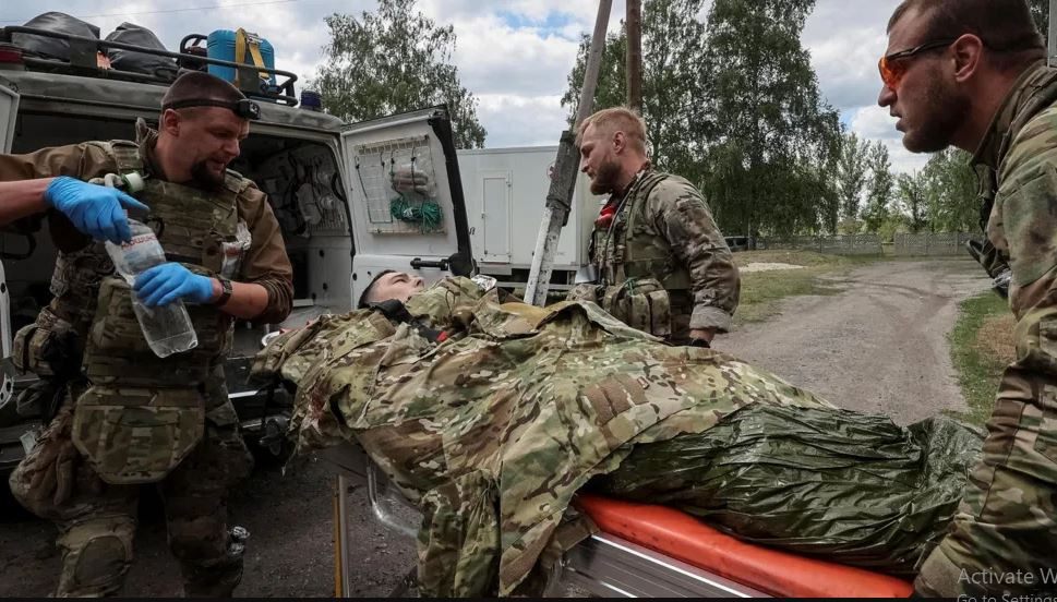 Các tình nguyện viên khác làm nhiệm vụ bảo đảm quân y, chịu trách nhiệm điều trị những người bị thương trên chiến trường. Tầm quan trọng của vai trò này là hiển nhiên. Công việc của họ liên quan trực tiếp đến sự sống chết của binh lính và hiệu quả chiến đấu tổng thể của họ.