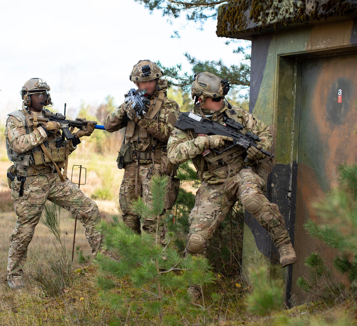 Đội hình chiến đấu từ từ 4-6 người không chỉ nâng cao tính linh hoạt và khả năng ẩn nấp trong chiến đấu, mà còn thích ứng với nhu cầu truyền tải thông tin nhanh chóng và phản ứng nhanh trên chiến trường hiện đại. Tuy nhiên, đơn vị chiến đấu nhỏ này cũng tỏ ra dễ bị thiệt hại hơn, khi đối mặt với các cuộc tấn công chính xác của đối phương. 