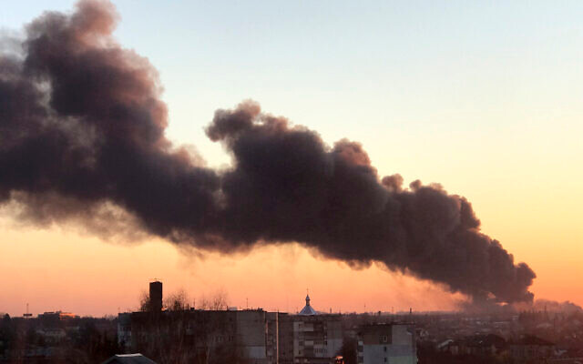 Đây có thể là phản ánh động thái mới nhất của Nga - điều chỉnh mục tiêu trực tiếp vào cơ sở hạ tầng của Không quân Ukraine. Đồng thời, hành động này cũng nhấn mạnh nỗ lực rõ ràng gần đây của quân đội Nga, trong việc mở rộng phạm vi hoạt động sang miền Tây Ukraine.