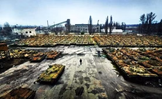 Trên thực tế, ngoài việc tấn công trực tiếp vào các cơ sở của Không quân Ukraine, các cơ sở sản xuất và bảo trì thiết bị hạng nặng của Quân đội Ukraine trước đó, cũng đã bị Quân đội Nga tiến công bằng hỏa lực.