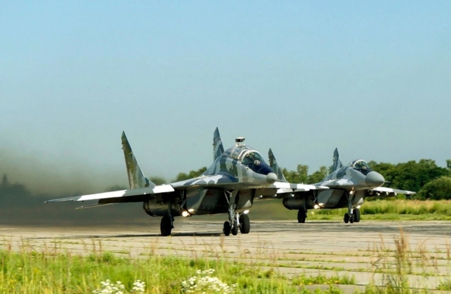 Trước đó vào ngày 11/3, tên lửa Nga đã tấn công một ga ra ở thành phố Lutsk (miền Tây Ukraine), cơ sở duy nhất ở Ukraine có khả năng thực hiện sửa chữa lớn động cơ RD-33, của máy bay chiến đấu MiG-29. Ngoài ra, cơ sở này có khả năng bảo dưỡng các động cơ Su-24 và Su-27 của Ukraine.