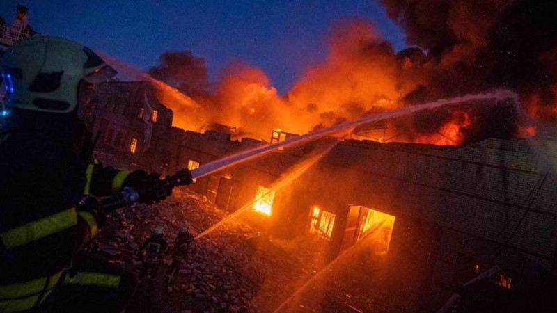 Nhưng theo những bức ảnh vệ tinh mới nhất mà tờ "Dynamic" chụp được, tên lửa của Nga đã phá hủy một nhà chứa máy bay chính của nhà máy, và một tòa nhà khác gần đó cũng bị phá hủy trong cuộc tập kích.