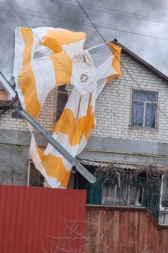 Được biết có hai phi công đã nhảy dù khỏi máy bay, điều này cho thấy, việc sử dụng phiên bản huấn luyện chiến đấu hoặc là máy bay chiến đấu hai chỗ ngồi; tuy nhiên vẫn chưa có tuyên bố chính thức nào của cả Nga và Ukraine về vấn đề này.