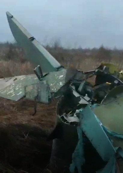 Trên đọan video được trình bày, người xem có thể thấy chiếc máy bay Su-25 đã bị thiệt hại nghiêm trọng và thực sự đã bị vỡ thành nhiều phần.