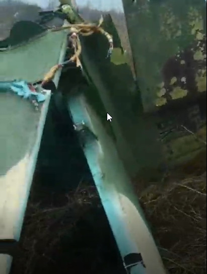 Còn cách đây vài giờ, mảnh vỡ của một chiếc máy bay chiến đấu “chưa xác định” đã được phát hiện gần làng Makarov ở khu vực Kiev.