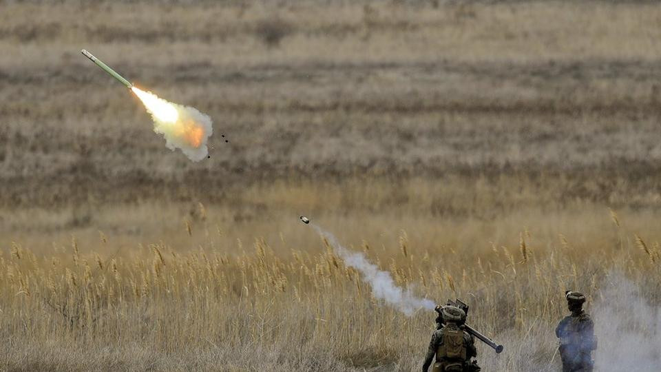 Quả tên lửa phòng không (chưa rõ chủng loại), đã xé toạc chiếc máy bay thành nhiều phần. Tuy phi hành đoàn đã kịp nhảy dù thoát ra, nhưng do hỏa lực từ mặt đất bắn lên, nên cả hai phi công đều tử vong.