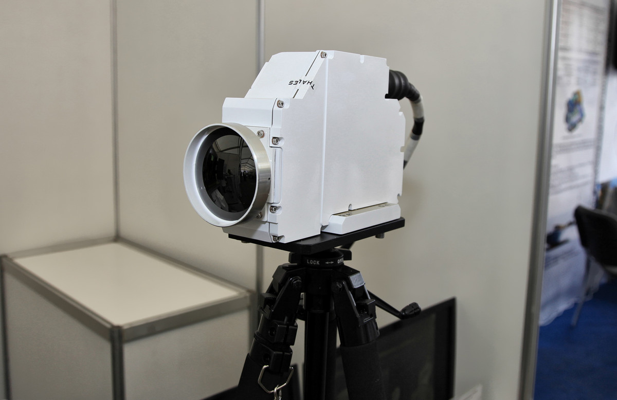 Tuy nhiên, có khả năng thứ ba được chứng minh bằng thực tế đó là, Nga đã hoàn toàn làm chủ được công nghệ kính ngắm ảnh nhiệt theo tiêu chuẩn của phương Tây; bước đầu là được chuyển giao công nghệ từ Pháp, còn những phần còn lại, họ tự sao chép hoặc tự phát triển.