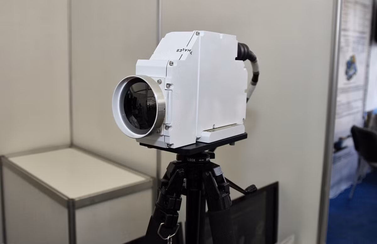 Tuy nhiên, có khả năng thứ ba được chứng minh bằng thực tế đó là, Nga đã hoàn toàn làm chủ được công nghệ kính ngắm ảnh nhiệt theo tiêu chuẩn của phương Tây; bước đầu là được chuyển giao công nghệ từ Pháp, còn những phần còn lại, họ tự sao chép hoặc tự phát triển.