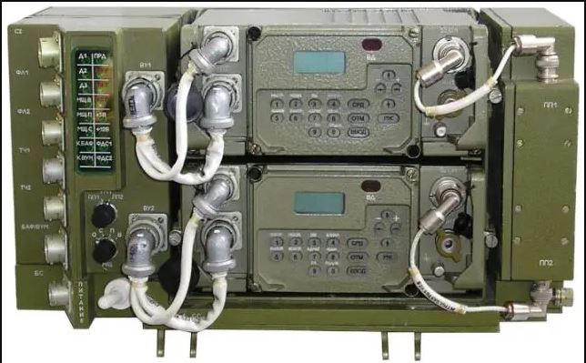 Ví dụ, hệ thống máy thông tin R-168-25UE trên xe tăng và xe bọc thép của Quân đội Nga hiện nay, sử dụng chip FPGA và ADC của Công ty cổ phần VZPP-S; như vậy những chip tương tự cũng có trên các hệ thống quan sát ảnh nhiệt kiểu phương Tây. 