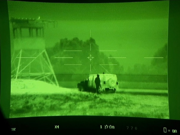 Kính ngắm PNM-T của Nga cũng có hai trường nhìn, phạm vi cũng từ 8-12 micron, độ phân giải 640×512 pixel; có thể giúp pháo thủ phát hiện bộ binh ở khoảng cách 5 km, xe bọc thép ở khoảng cách 11 km và trực thăng ở khoảng cách 14 km.