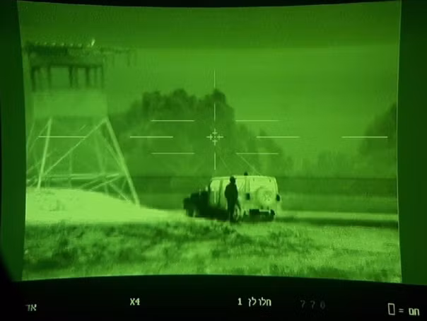 Kính ngắm PNM-T của Nga cũng có hai trường nhìn, phạm vi cũng từ 8-12 micron, độ phân giải 640×512 pixel; có thể giúp pháo thủ phát hiện bộ binh ở khoảng cách 5 km, xe bọc thép ở khoảng cách 11 km và trực thăng ở khoảng cách 14 km.