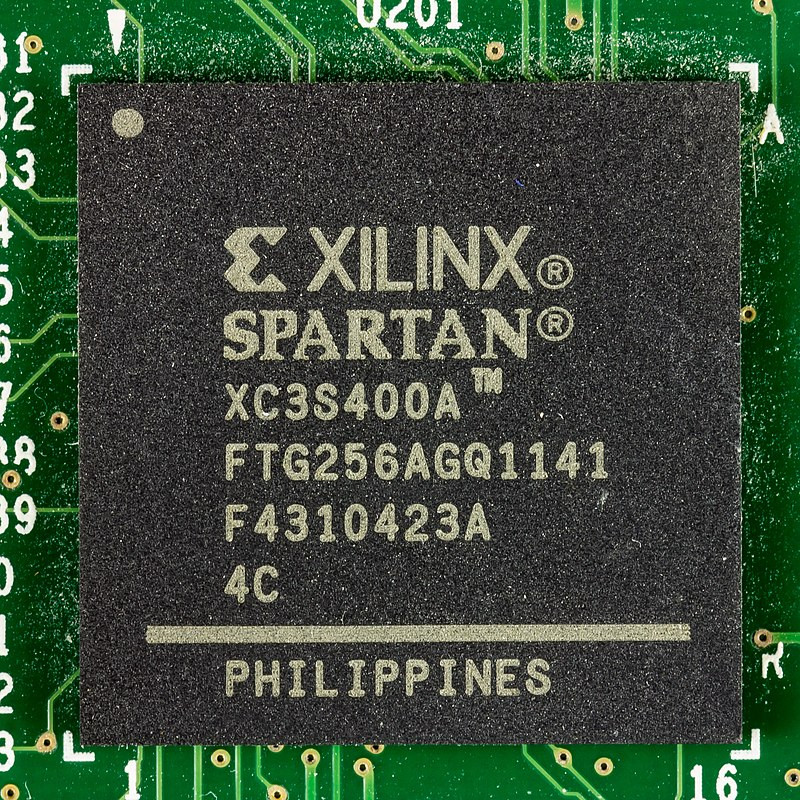 Trước đây Nga không sản xuất được chip FPGA, nên chúng phải được mua từ Xilinx và các hãng khác. Nhưng đến năm 2020, Nga đã hoàn toàn làm chủ được công nghệ sản xuất chip FPGA bằng công nghệ trong nước, đáp ứng hoàn toàn tiêu chuẩn.