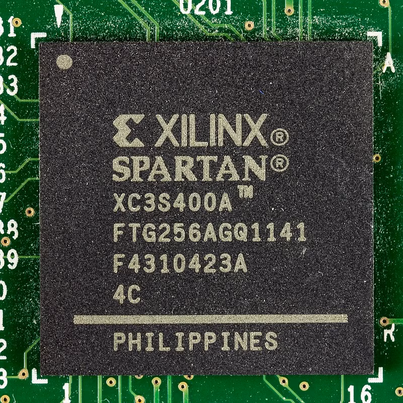 Trước đây Nga không sản xuất được chip FPGA, nên chúng phải được mua từ Xilinx và các hãng khác. Nhưng đến năm 2020, Nga đã hoàn toàn làm chủ được công nghệ sản xuất chip FPGA bằng công nghệ trong nước, đáp ứng hoàn toàn tiêu chuẩn.