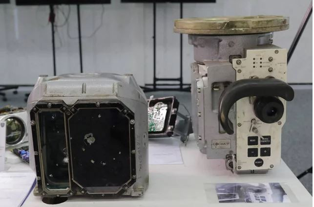 Việc sản xuất kính ngắm được thực hiện theo giấy phép cho NPO Orion và AD VOMZ của Nga với tỷ lệ nội địa hóa 80%. Chỉ có bộ điều khiển được cung cấp từ Pháp và không được sản xuất tại Nga. Tuy nhiên từ năm 2014,do Nga bị cấm vận vũ khí quốc tế và có thể họ đã tự sản xuất 20% số còn lại. 