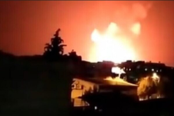 Theo thông tin từ truyền thông Israel, vụ tấn công của Không quân Israel là nhằm vào container vũ khí, được chuyển từ Iran đến cảng Latakia; tuy nhiên phía Syria phủ nhận và cho biết đó là các loại sản phẩm, vật liệu xây dựng.