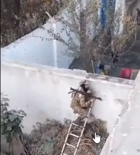 Trong những giờ đầu, các chiến binh Taliban đã đột kích vào nơi ẩn náu của IS ở Quận 1 trong thành phố. Kết quả các cuộc đụng độ dữ dội giữa hai bên đã nổ ra; theo thông tin, một số thành viên khủng bố IS đã thiệt mạng. Các quan chức Taliban vẫn chưa đưa ra bình luận về vấn đề này.