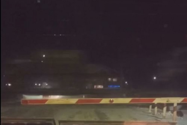 Cách đây vài giờ, có thông tin cho rằng, Nga đã nối lại việc chuyển thiết bị quân sự tới biên giới Ukraine. Theo thông tin của truyền thông Nga, đã có một đoàn tàu vận chuyển số lượng đáng kể xe tải quân sự, xe bảo đảm kỹ thuật và vũ khí, đang hướng tới thị trấn Novozybkov, chỉ cách biên giới Ukraine 30 km.