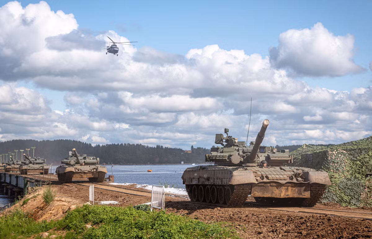 Trước đó, phía Nga đã đe dọa Kiev về việc sẵn sàng bảo vệ các nước cộng hòa tự xưng ở Donbass, nếu bị Ukraine tấn công. Trong tình hình hiện tại, cho phép Nga can thiệp để bảo vệ hàng trăm nghìn công dân Nga sống trong khu vực. Nhưng cho tới nay, không có chuyện Nga đưa quân vào Donbass.