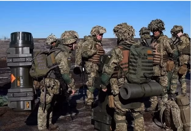 Một ngày trước đó, người dân ở Izyum đã kêu gọi chính quyền địa phương thiết lập một cuộc sống bình thường và đảm bảo tương tác với quân đội Nga để vận chuyển hàng hóa nhân đạo. Tuy nhiên chính quyền địa phương đã không đáp ứng được nhu cầu của người dân.