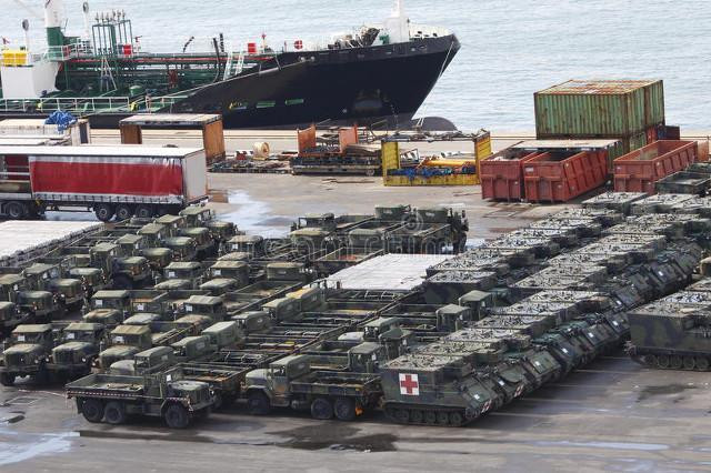 Vào ngày 12/1, những bức ảnh được đăng trên mạng xã hội cho thấy, có tới 1.250 xe bọc thép và phương tiện chiến đấu của phương Tây đã cập cảng Hà Lan. Sau khi quá cảnh qua Hà Lan, số vũ khí này qua ngả Ba Lan và Rumnia để đến Ukraine. 