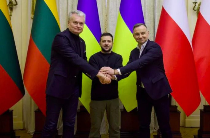 Mới đây, 2 nước thành viên NATO là Ba Lan, Litva và Ukraine đã ký tuyên bố “Tam giác Lublin". Một khi NATO ra tay, Belarus sẽ khó trụ vững; khi đó, Nga sẽ mất đi một đồng minh quan trọng, khiến không gian chiến lược của Moscow càng bị thu hẹp.