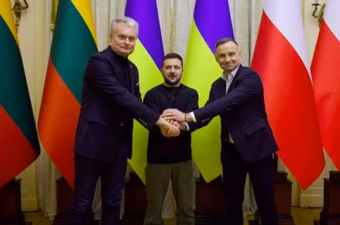 Mới đây, 2 nước thành viên NATO là Ba Lan, Litva và Ukraine đã ký tuyên bố “Tam giác Lublin". Một khi NATO ra tay, Belarus sẽ khó trụ vững; khi đó, Nga sẽ mất đi một đồng minh quan trọng, khiến không gian chiến lược của Moscow càng bị thu hẹp.